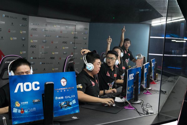 足的板凳深 足的板凳深